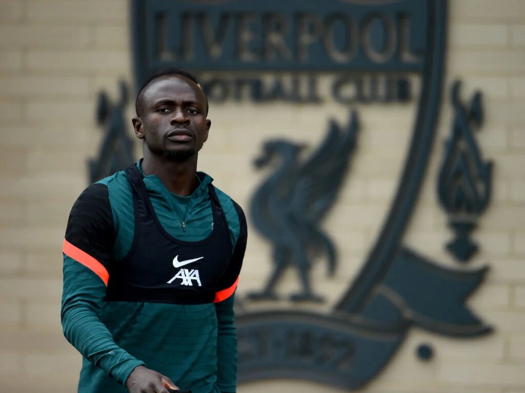 Sadio Mané pose avec le nouveau maillot domicile de Liverpool (Photos)