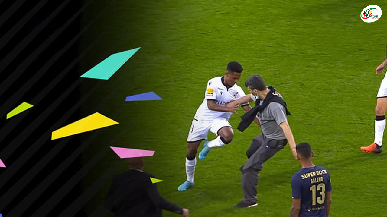 Vitoria- FC Porto: Un spectateur entre sur le terrain et tente de frapper les joueurs