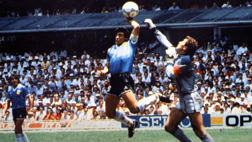 Le maillot « de la main de dieu » porté par Maradona mise aux enchères !