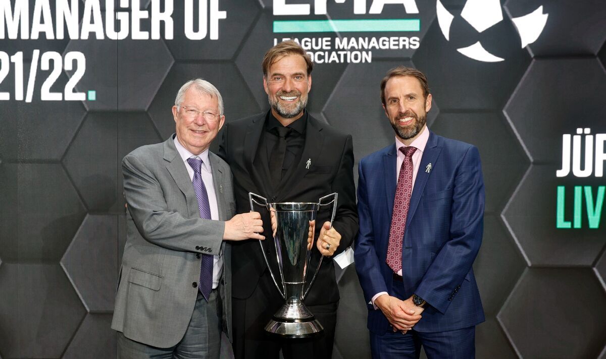 Alex Ferguson réagit après avoir remis le prix du meilleur manager de l’année à Klopp