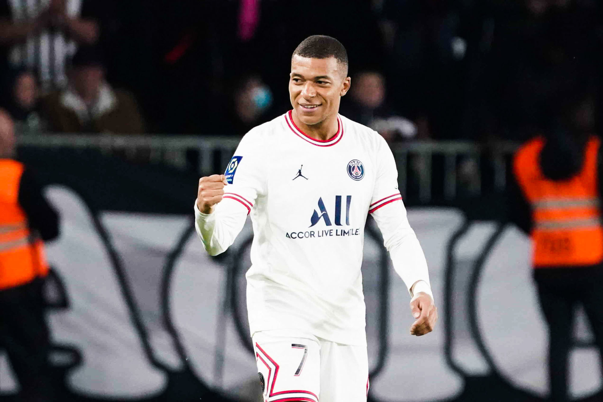 PSG : Kylian Mbappé efface Thierry et s’offre un record monumental