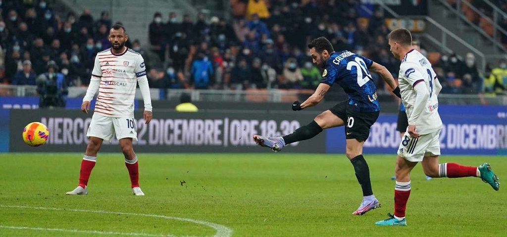 Calhanoglu tiro Inter Cagliari lapresse 2022