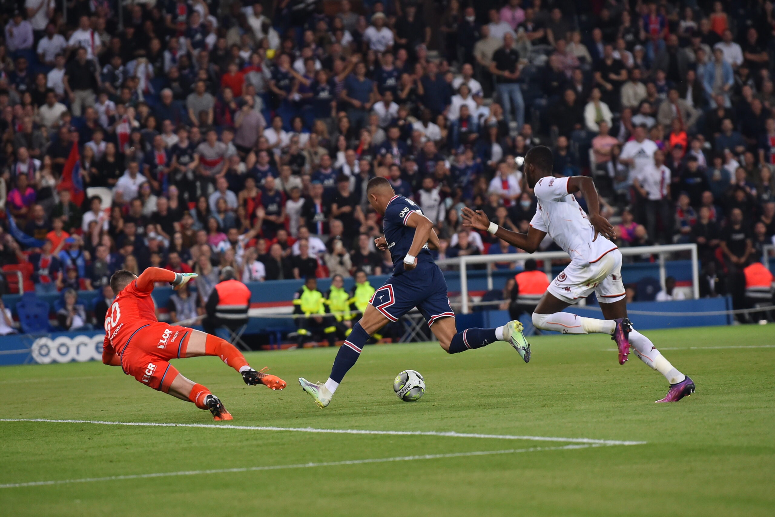 Mbappé a assuré le show, le PSG officiellement champion, envoie le FC Metz en Ligue 2