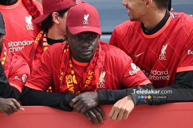 L’expression triste de Mane pendant la parade du titre de Liverpool (vidéo)