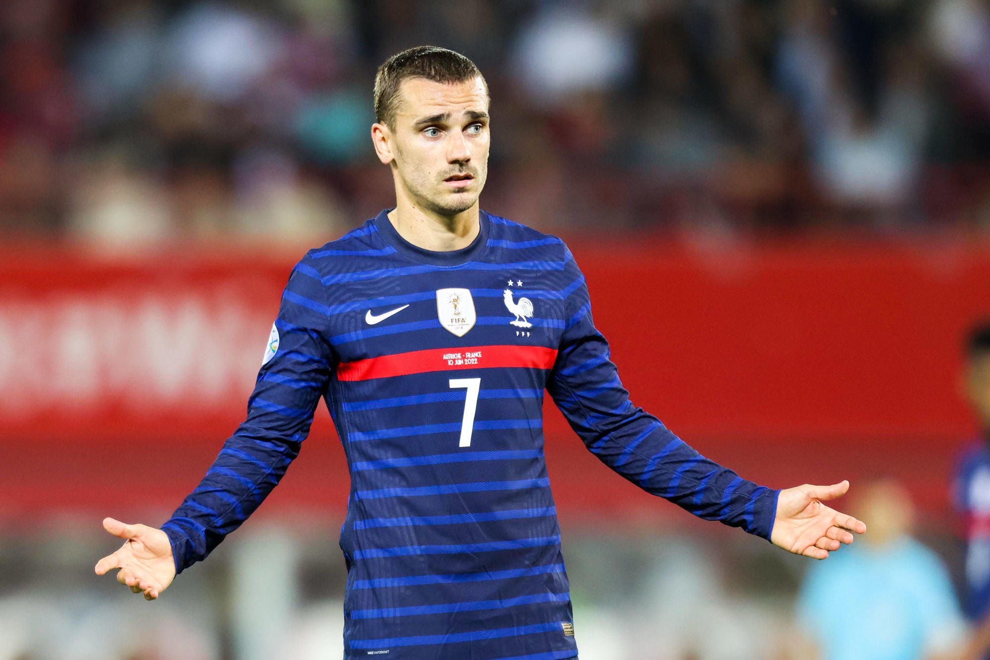 « Il donne l’argent à Deschamps pour être titulaire », Griezmann sérieusement attaqué après Autriche-France