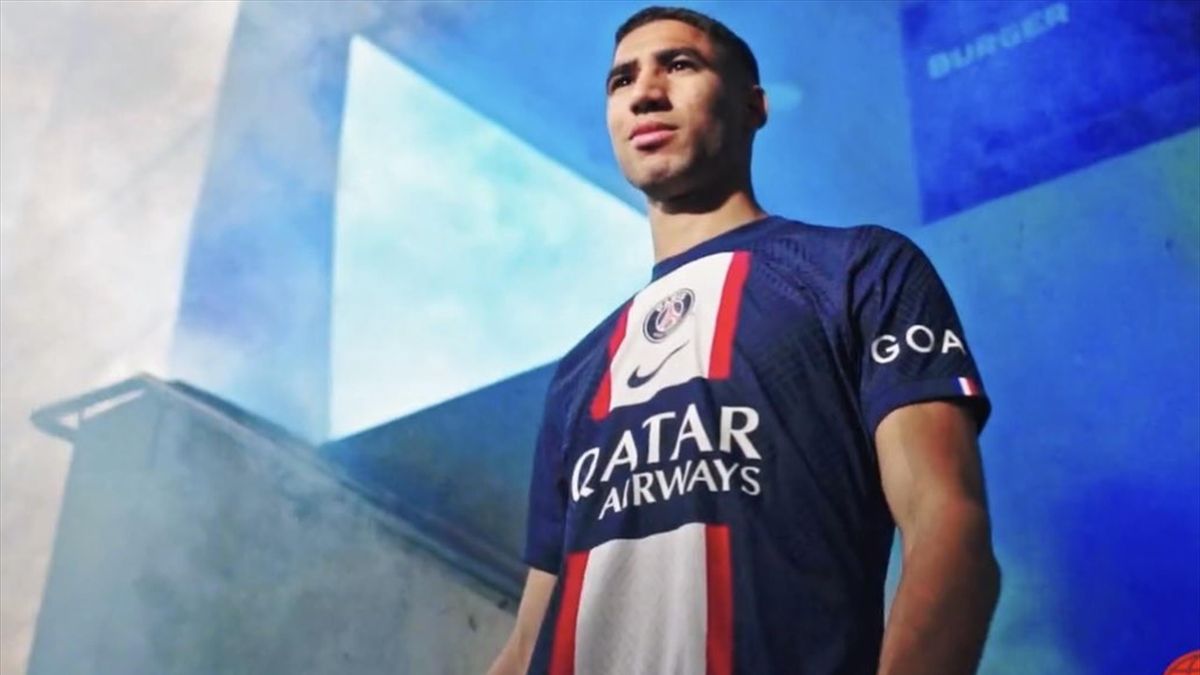 Le PSG dévoile son nouveau maillot, les fans pas du tout emballés: « il est horrible » (photos)