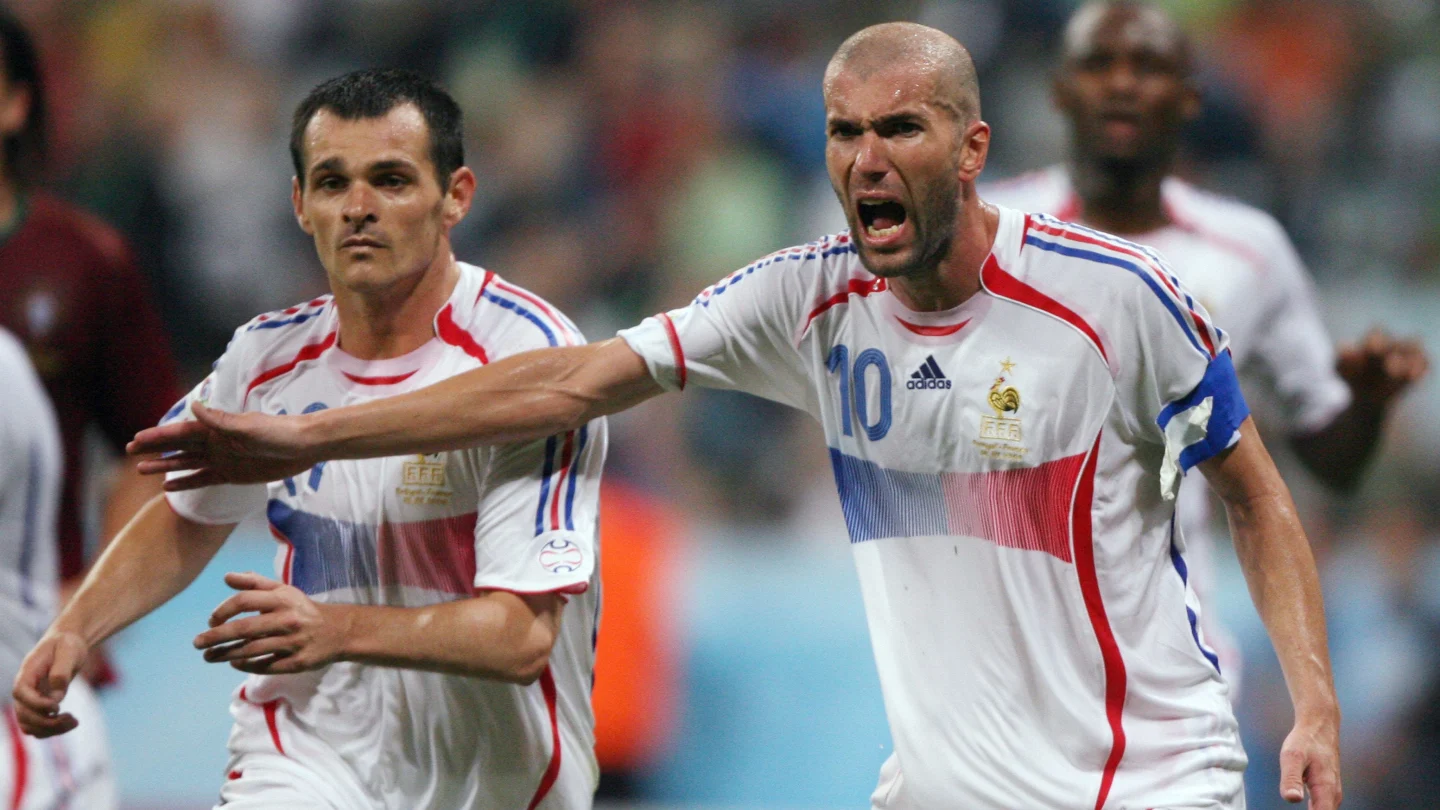 French midfielder Zinedine Zidane R re c9a8d3ab6fb18614fbb3a0cd3c59155f