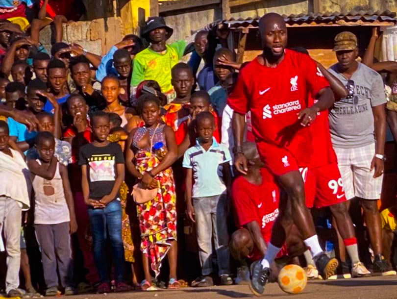 En Guinée pour ses vacances, Naby Keita joue avec ses amis (PHOTO)