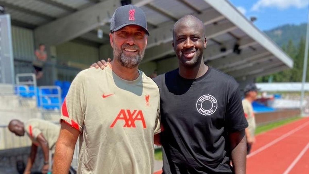 1 Yaya Toure catch up with Liverpool squad