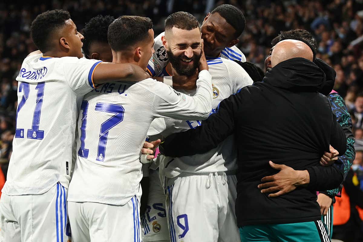 Real Madrid celebrate Karim Benzema goal vs Chelsea UCL 2021 22