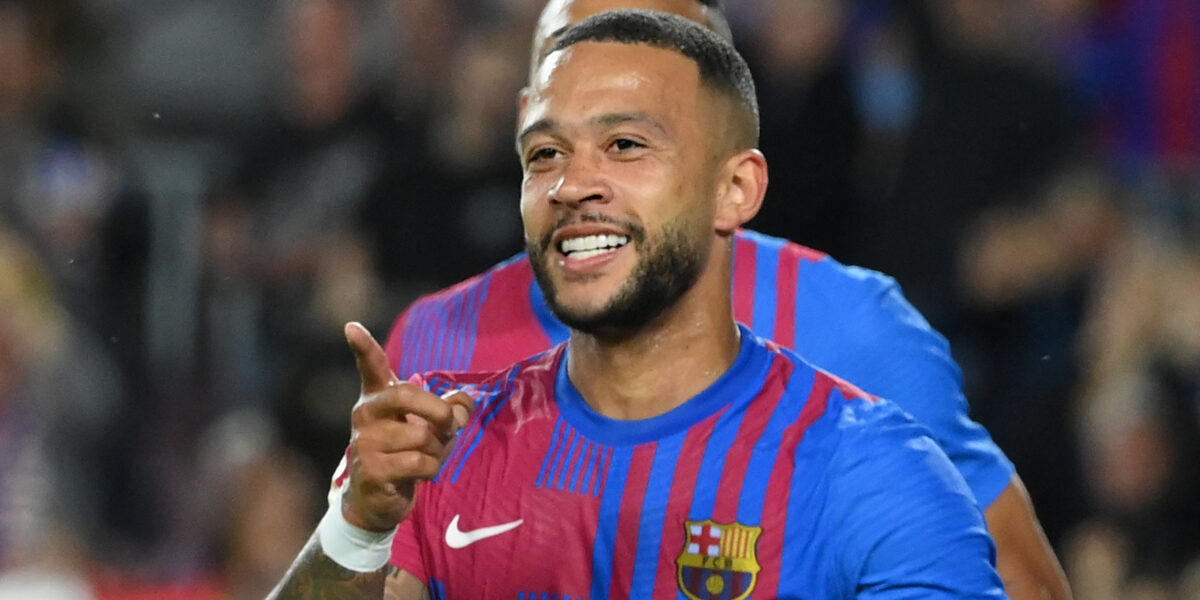 1524866 memphis depay devant pierre emerick aubameyang avec le barca le 10 mai 2022