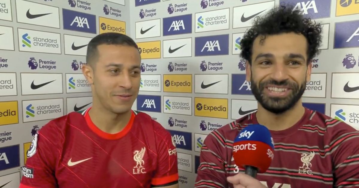 1650433725 Mohamed Salah interrompt Thiago a mi interview pour corriger son coequipier