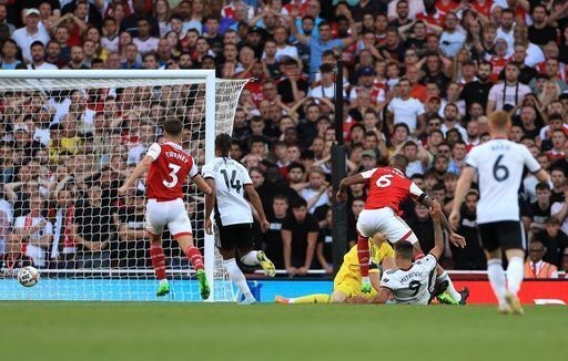 Sur une honteuse erreur défensive d’Arsenal, Mitrovic ouvre le score pour Fulham (VIDEO)