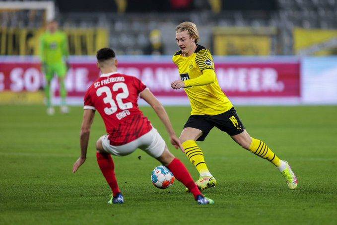 Fribourg – Dortmund : Les compos officielles de départ avec Hazard et Modeste titulaires