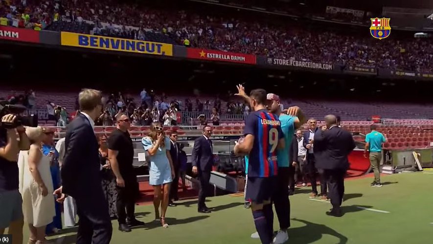 Barcelone: Les supporters des blaugranas insultent le PSG lors de la présentation de Lewandowski (vidéo)