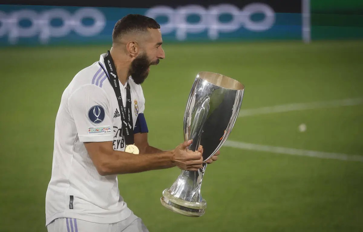 1200x768 le capitaine du real madrid karim benzema avec la supercoupe d europe a helsinki le 10 aout 2022