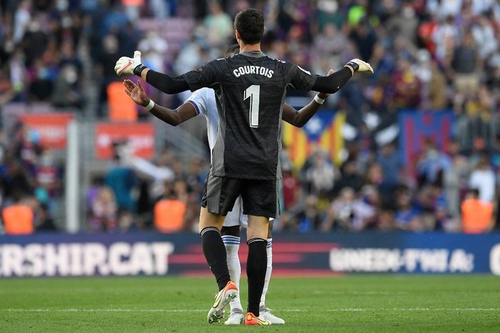 La réaction de Courtois après le derby Madrilène : «Vini ne m’écoute pas, c’est dommage»