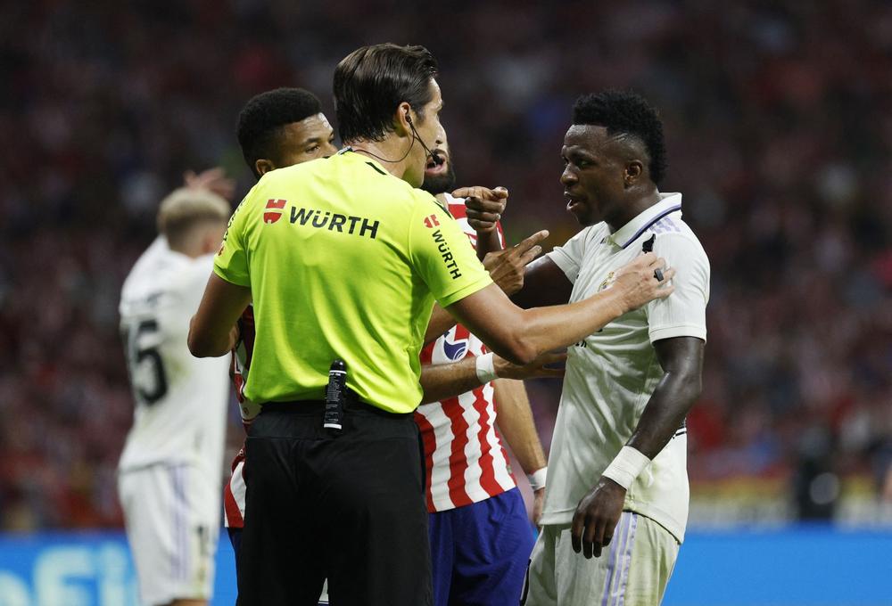 Après les cris racistes sur Vinicius dans le derby, le président de l’Atlético va sévir