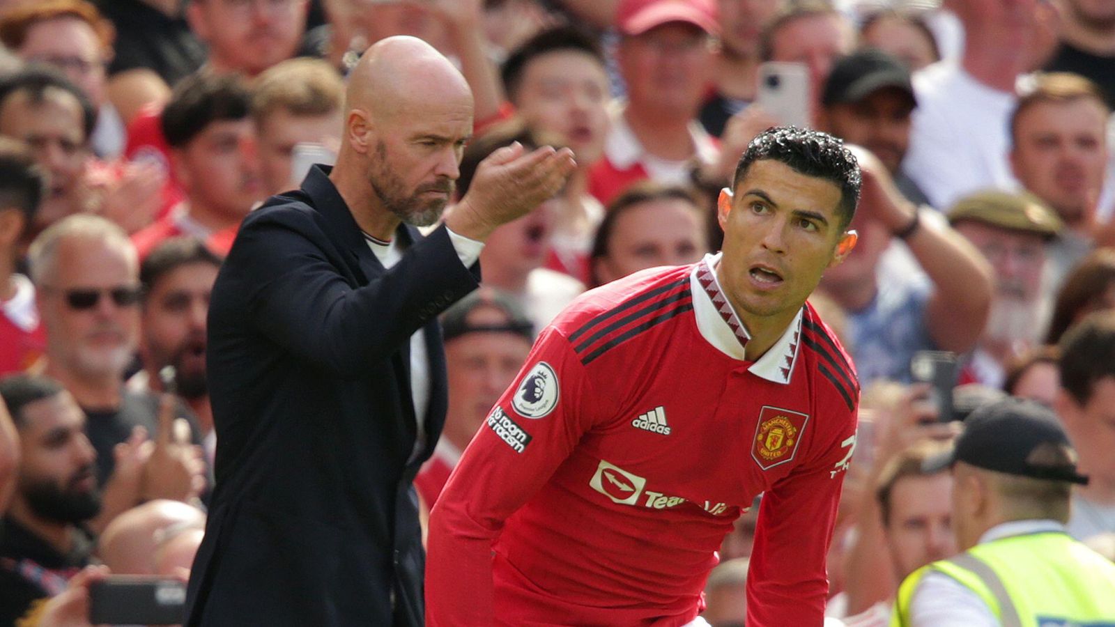 Erik ten Hag issues tactical instructions to Cristiano Ronaldo