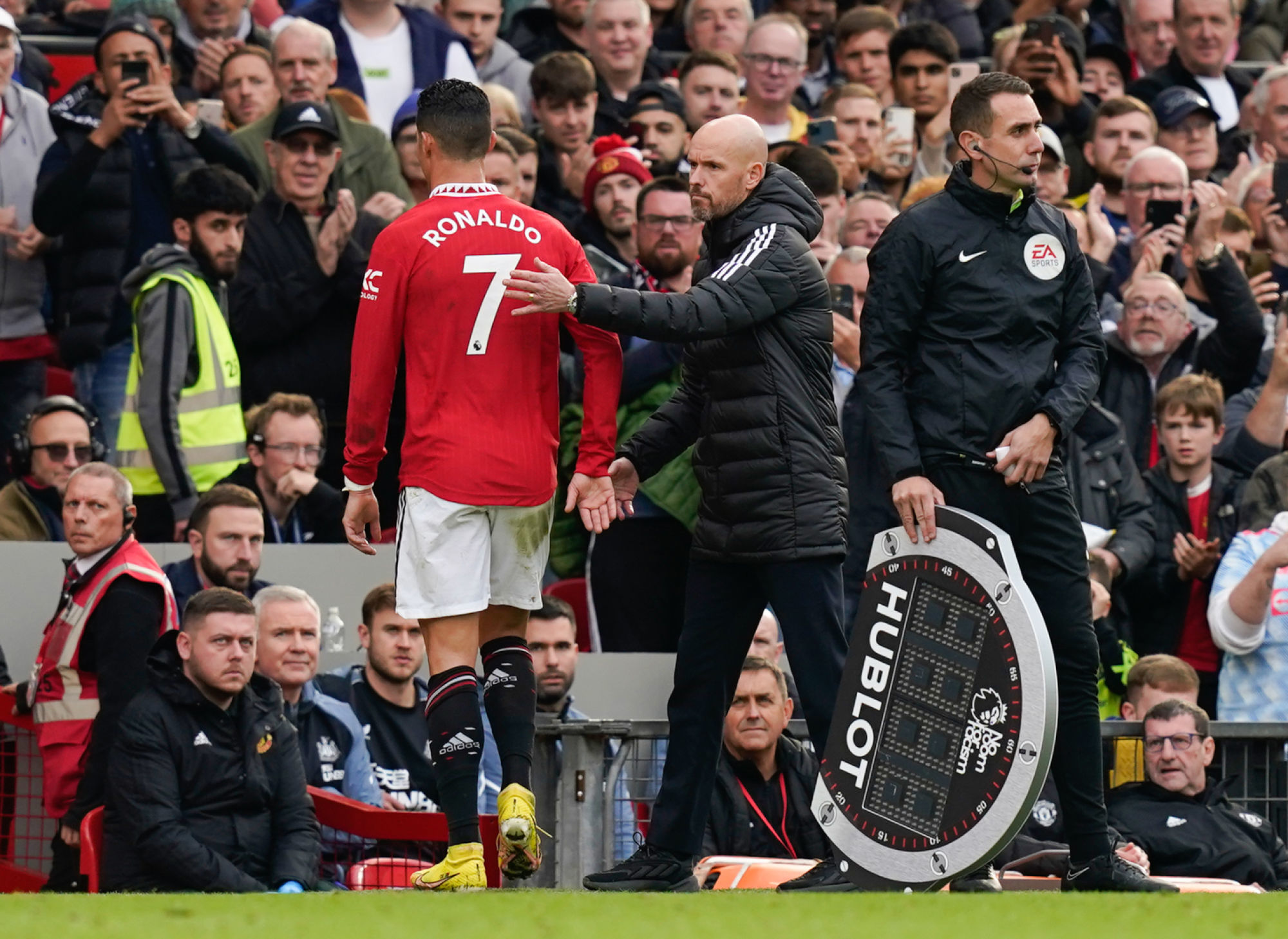 Erik ten Hag tacle Cristiano Ronaldo en pleine interview