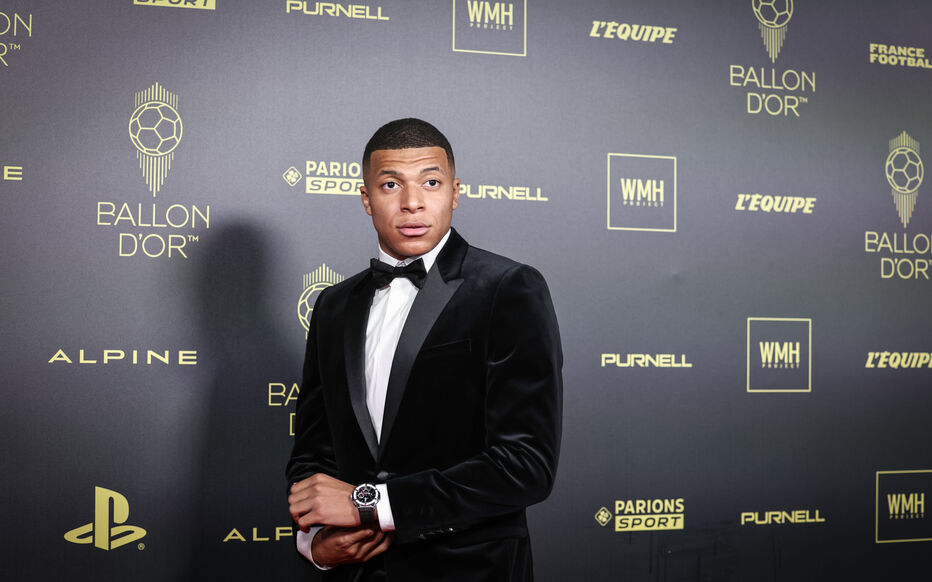 Ballon d’Or: Sifflé à son arrivée, les réactions de Mbappé dans la salle enflamment Twitter