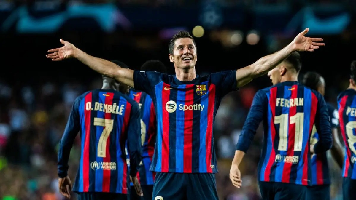 Robert Lewandowski celebrant un but avec ses coequipiers du FC Barcelone