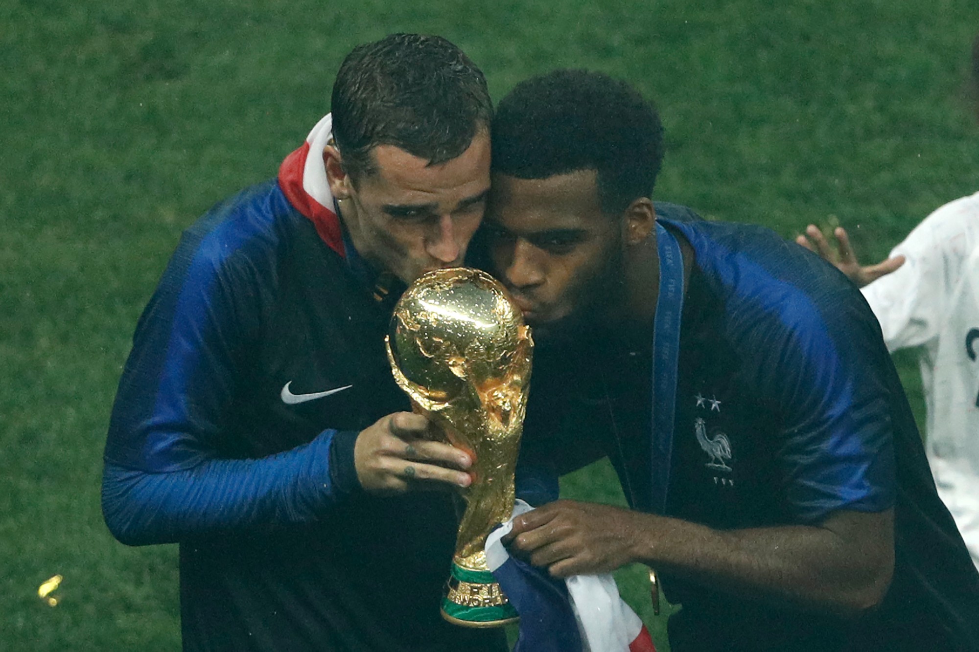 1146292 antoine griezmann et thomas lemar le 15 juillet 2018 a moscou