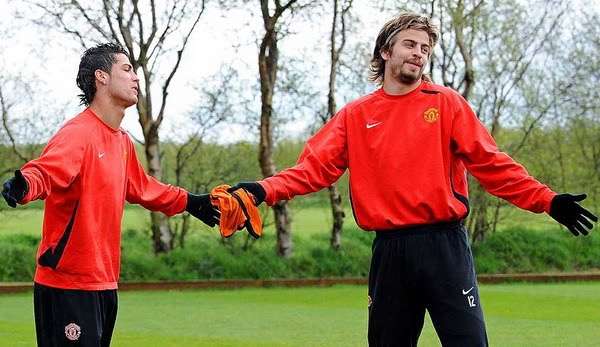 cristiano ronaldo y pique en un entrenamiento del united metro