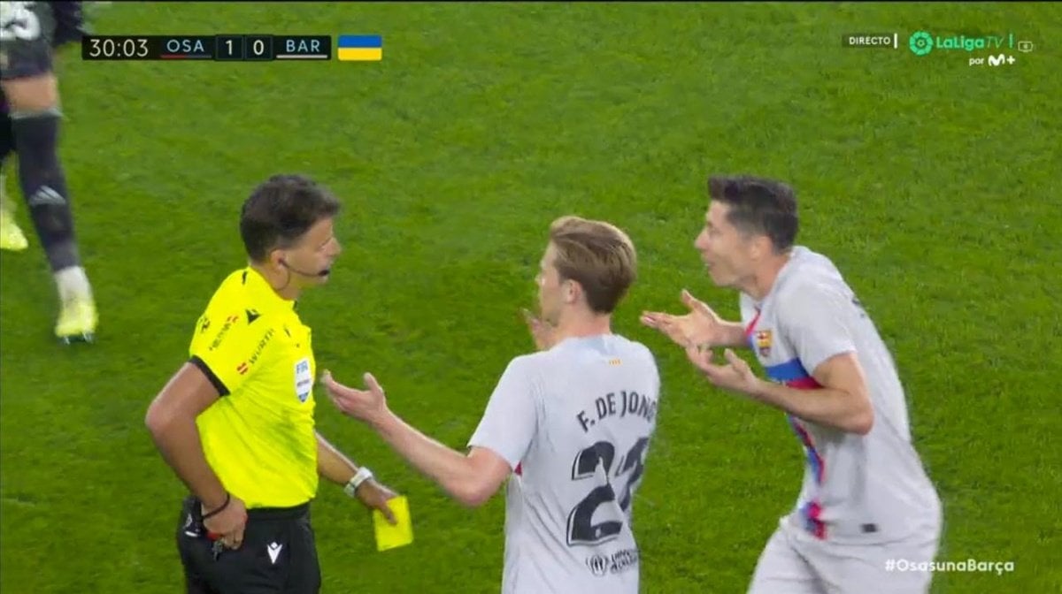 lewandowski es expulsado por ver la segunda tarjeta amarilla en el partido con el barcelona contra osasuna de laliga 2022 23 captura movistarlaligatv