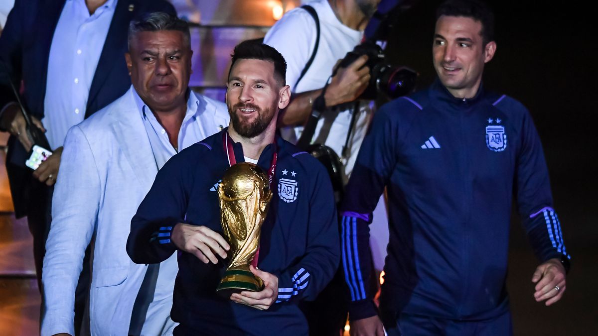 L’hommage émouvant de Lionel Messi au trophée de la Coupe du monde