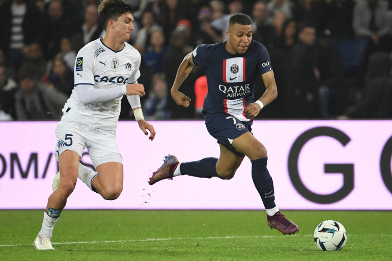 1546212 le marseillais leonardo balerdi au duel avec le parisien kylian mbappe le 16 octobre 2022 au parc des princes