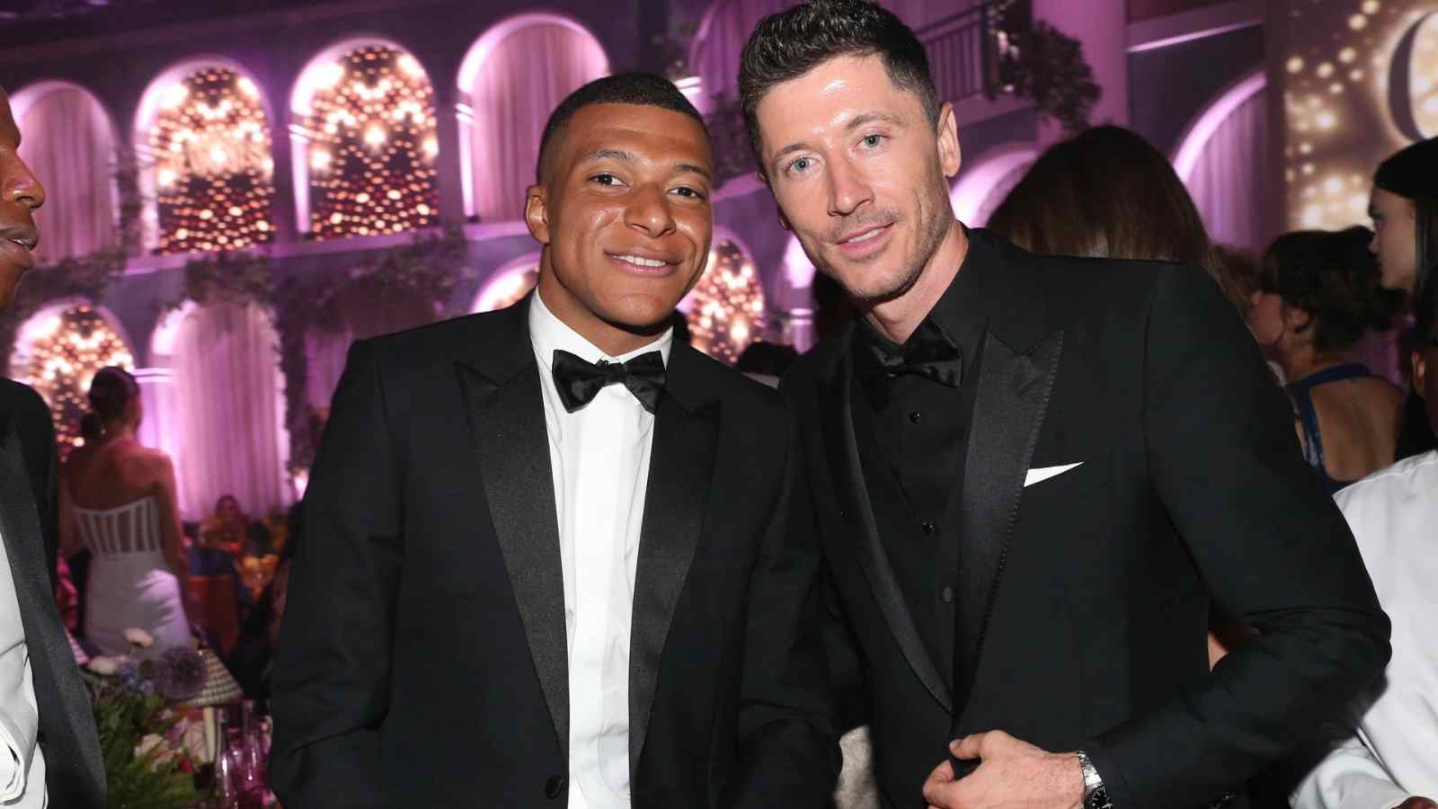 1653717404 Robert Lewandowski et Kylian Mbappe foulent le tapis rouge du