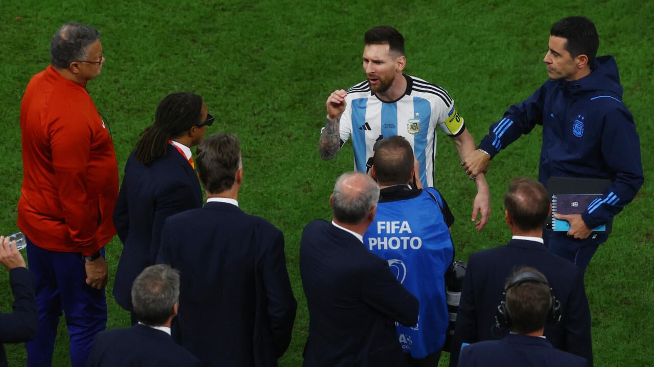 « Il dit qu’il joue du beau football, mais… », Messi détruit totalement Van Gaal