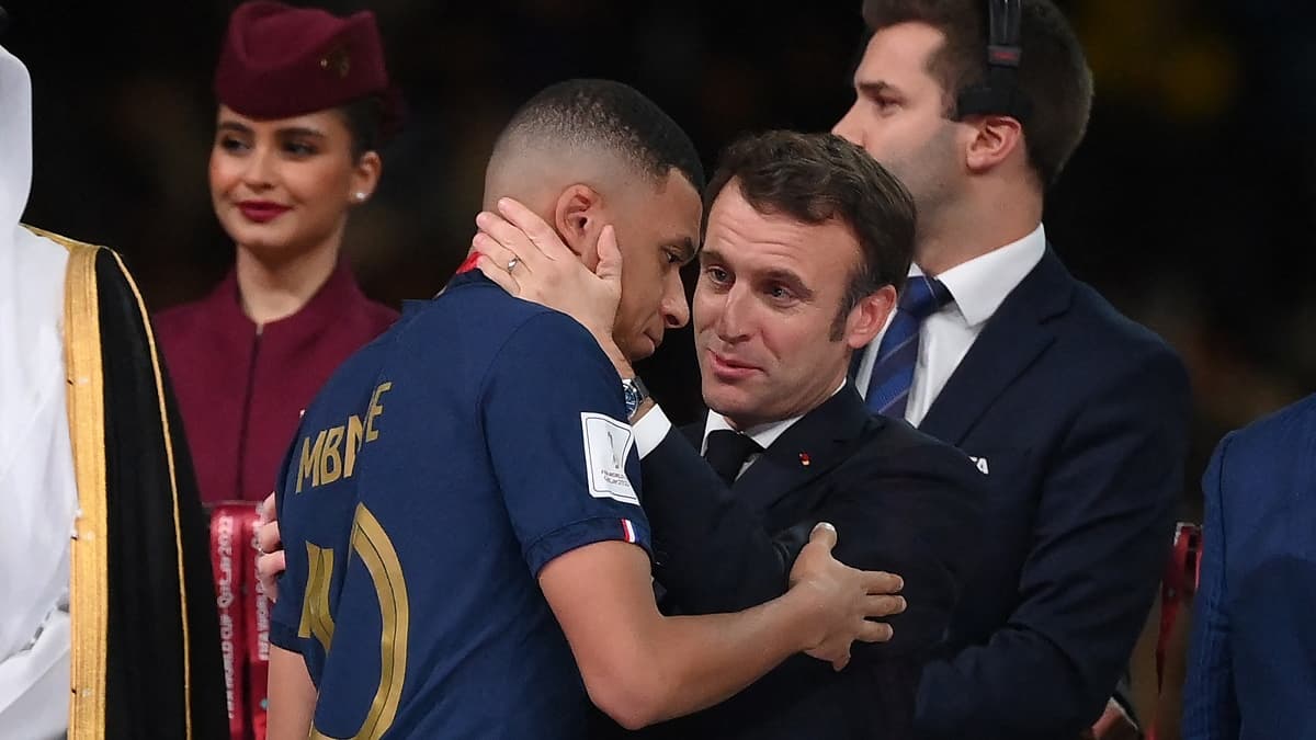 Emmanuel Macron tente de reconforter Kylian Mbappe 1542968