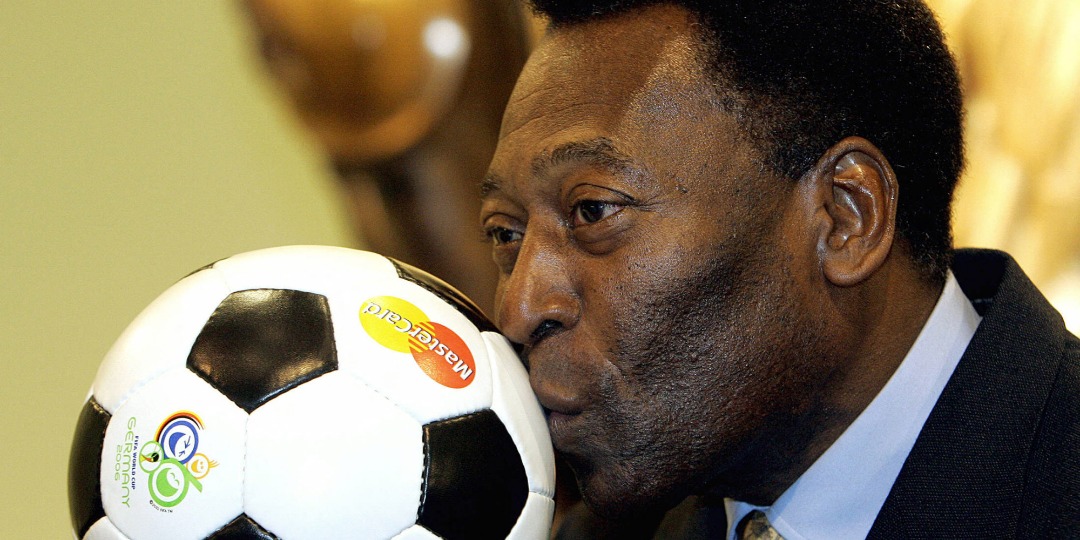 Brésil : Depuis son lit d’hôpital, le Roi Pelé reçoit un vibrant hommage