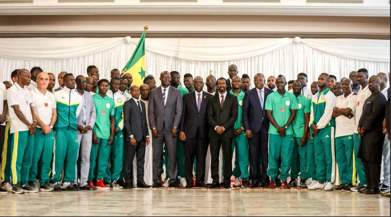 Le president Macky Sall entoure des Lions au Palais de la Republique