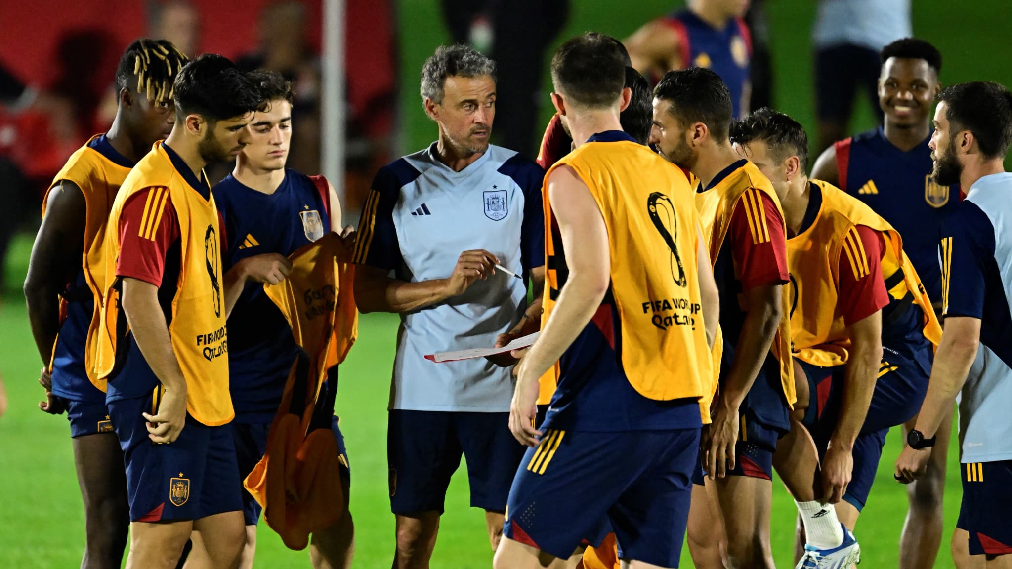 Le selectionneur de l Espagne Luis Enrique avec ses joueurs a l entrainement 1534362