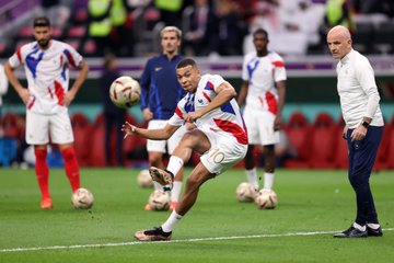 A l’échauffement, Mbappé assomme un spectateur sur une lourde frappe (Photos)