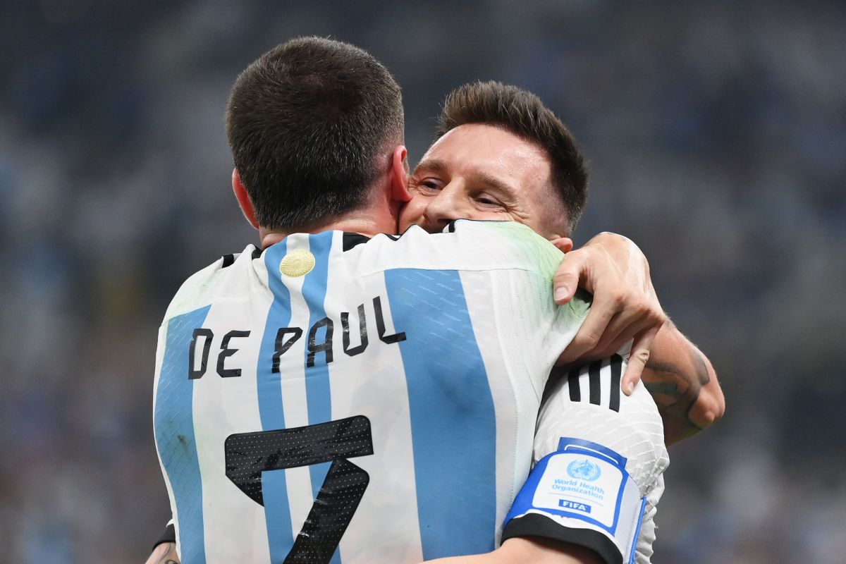 Messi almost kisses Rodrigo De Paul on the mouth in