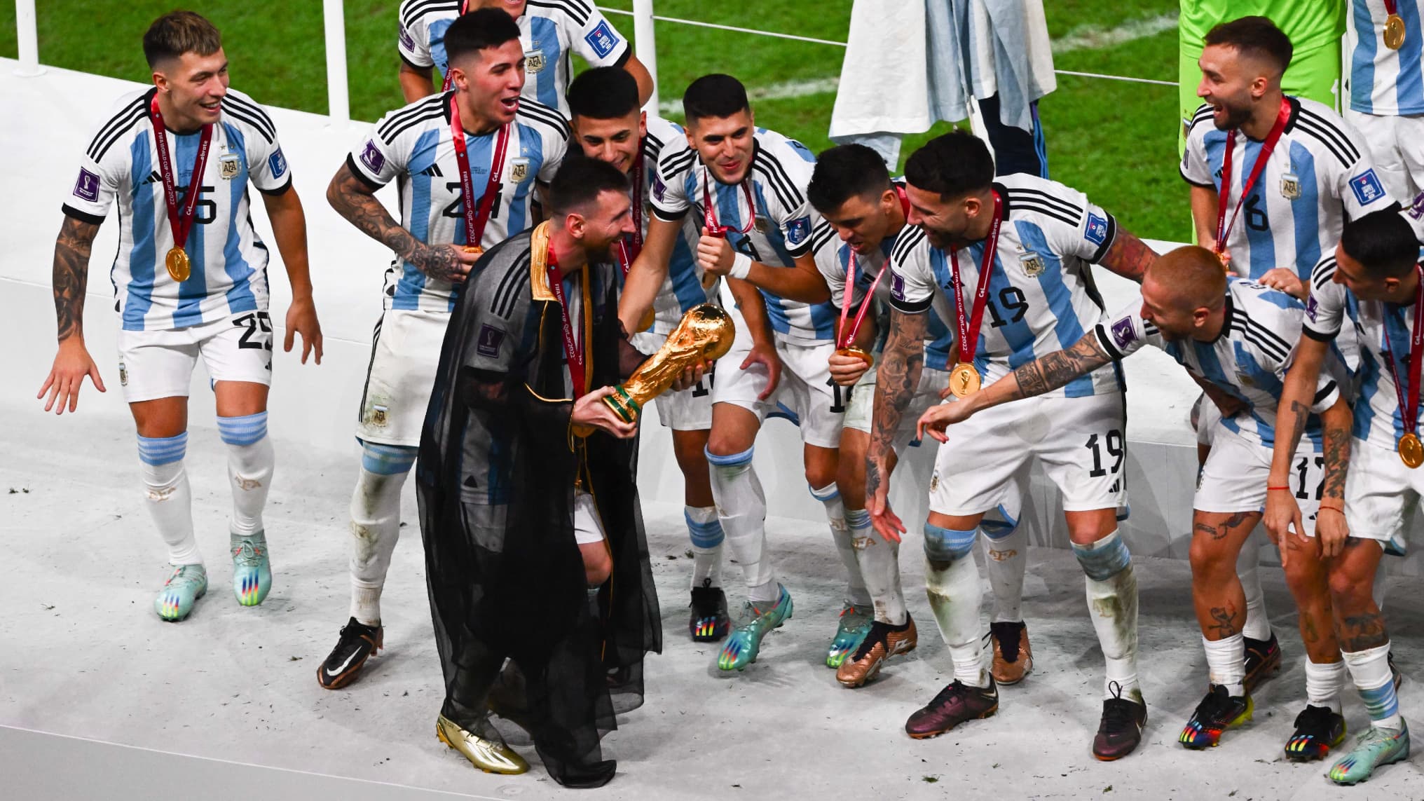 Messi avec un bisht et la Coupe du monde apres France Argentine 1543002