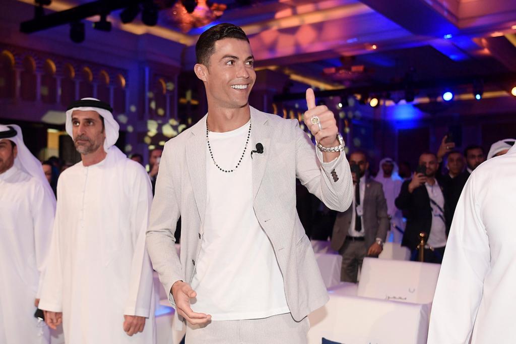 cristiano ronaldo en dubai en la conferencia internacional de deportes de dubai el 28 12 19 twitter globe soccer