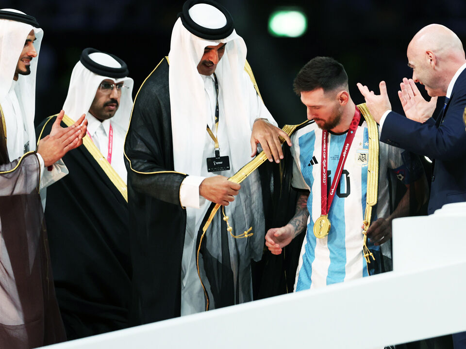 « Messi n’était pas heureux », Bastian Schweinsteiger dézingue le vêtement que Messi a porté lors de la finale
