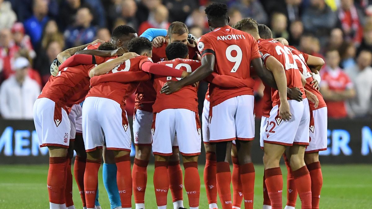 0 Nottingham Forest in a huddle before facing Fulham