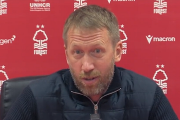 Graham Potter réagit alors que les fans de Chelsea chantent le nom de Tuchel lors de la dernière défaite