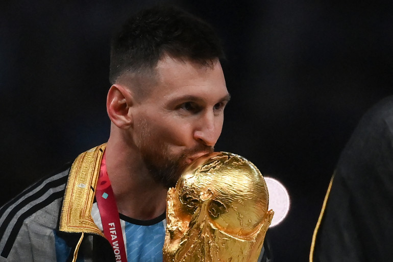 1561862 lionel messi tient le trophee de la coupe du monde