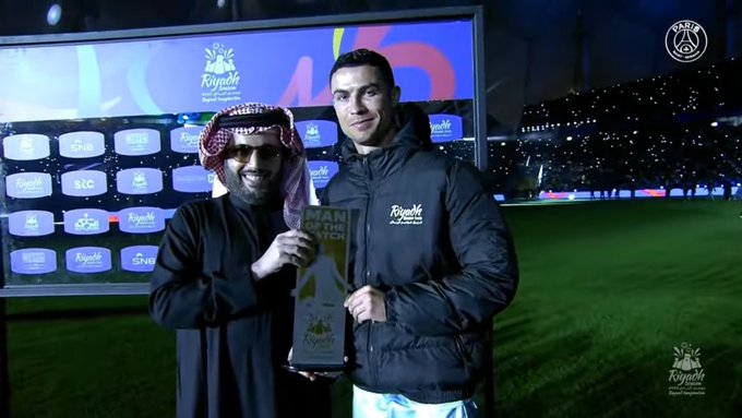 Les fans jugent le trophée  Homme du match amical PSG – Riyad de Ronaldo, « c’est la fin du débat »