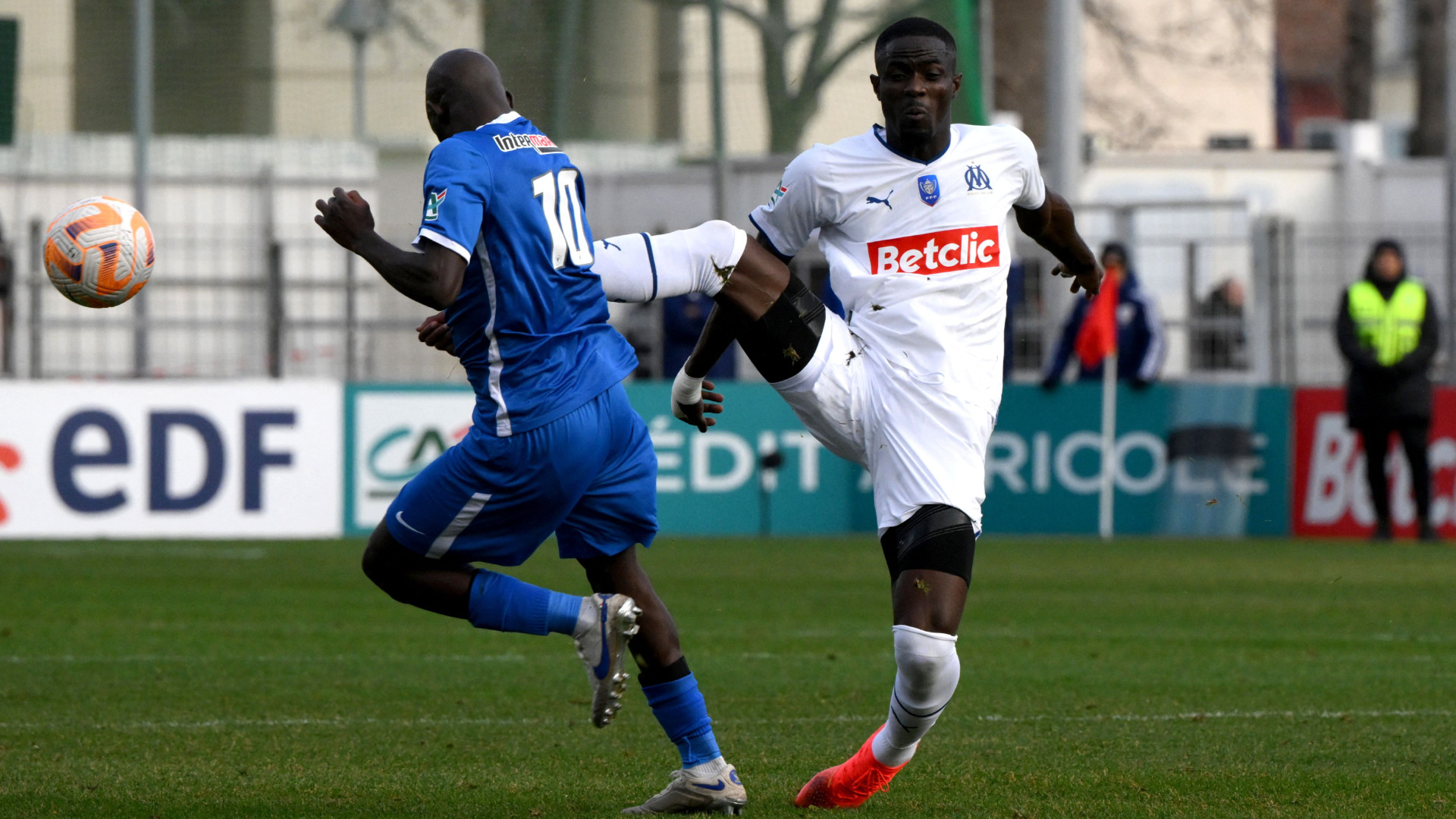 OM: Le beau geste d’Eric Bailly envers le joueur qu’il a blessé en Coupe de France