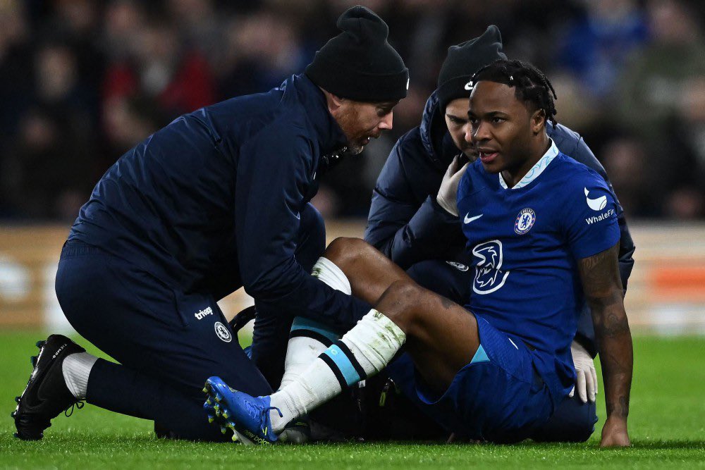 Gros coup dur pour Chelsea, Sterling sort sur blessure contre Man City