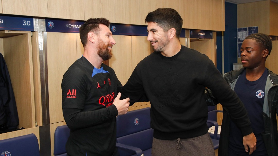 En absence de Mbappé, le PSG rend hommage au champion du Monde Messi (photos)