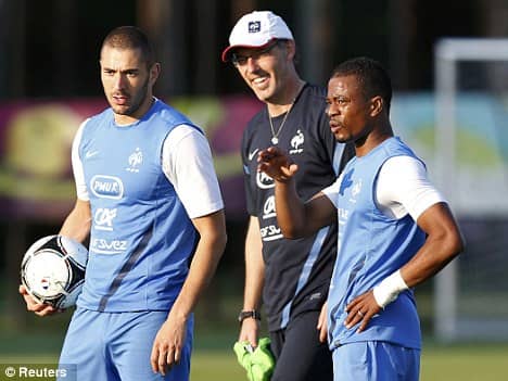 « c’est la même erreur qu’en 98 », Patrice Evra lâche ses vérités sur le cas Benzema en EdF